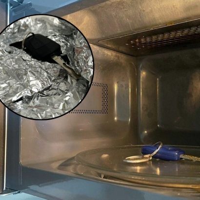 El truco barato de las llaves del coche dentro del microondas o envueltas en papel de aluminio: ¿por qué los conductores lo hacen cada vez más? ¿Es eficaz?
