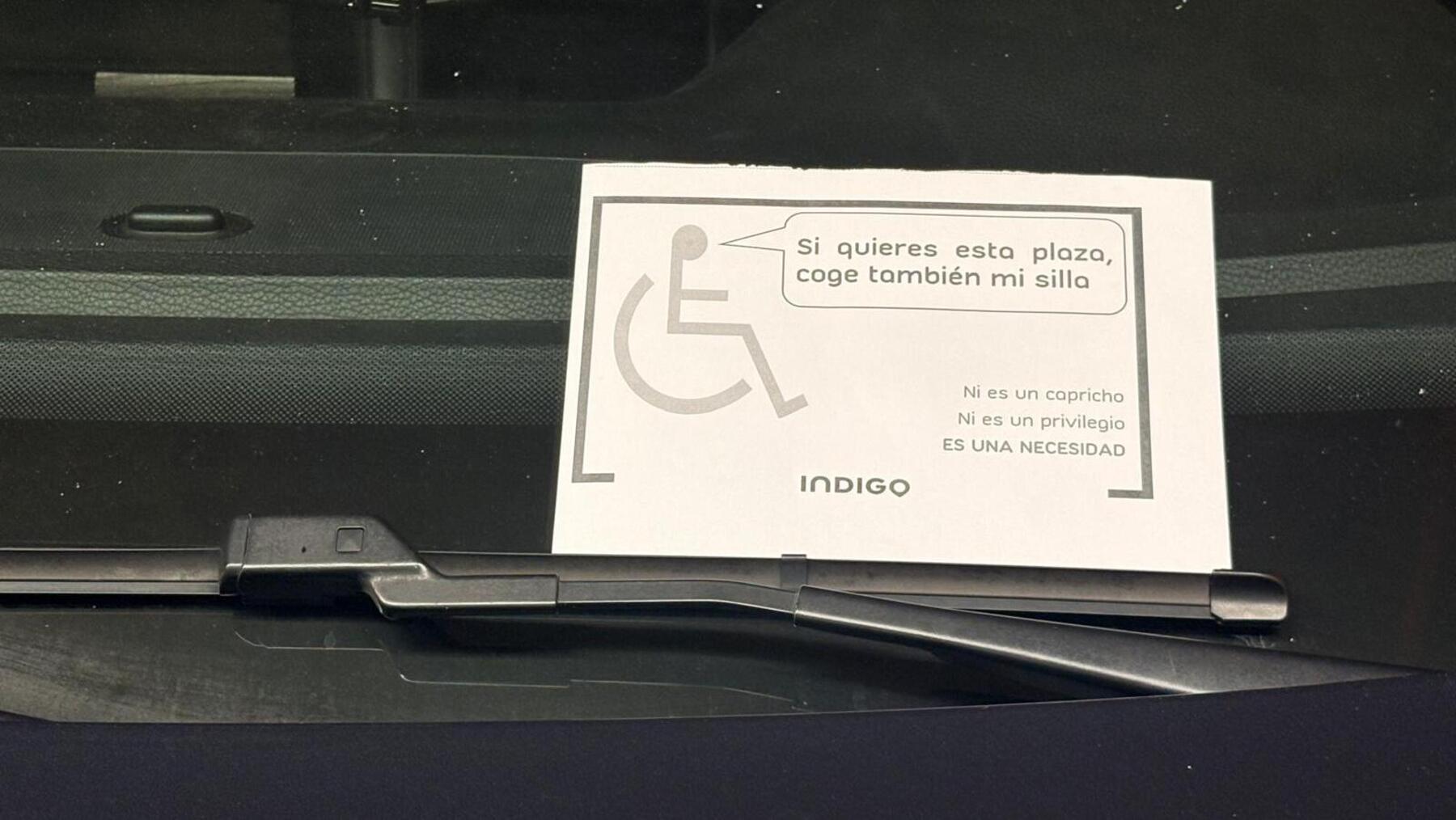 Papel con frase sobre los derechos de las personas con movilidad reducida.
