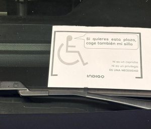 Pegatina defendiendo a las personas con movilidad reducida.
