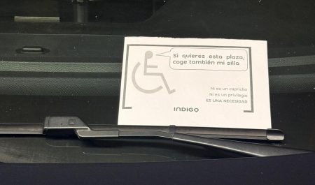 Pegatina defendiendo a las personas con movilidad reducida.