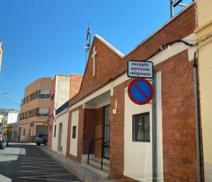 señal prohibido aparcar iglesia