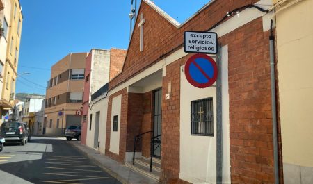 señal prohibido aparcar iglesia