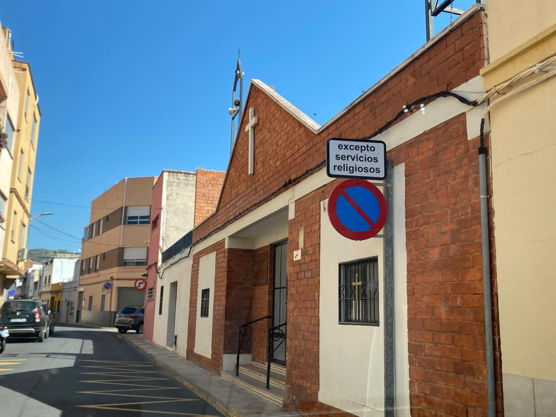 señal prohibido aparcar iglesia