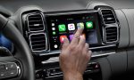 ¿La pantalla táctil del coche está llena de huellas? El truco más sencillo para dejarla como nueva sin dañarla