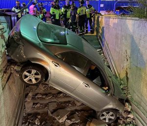 Así quedó el turismo en la boca de metro de Begoña.
