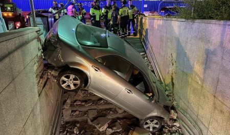 Así quedó el turismo en la boca de metro de Begoña.
