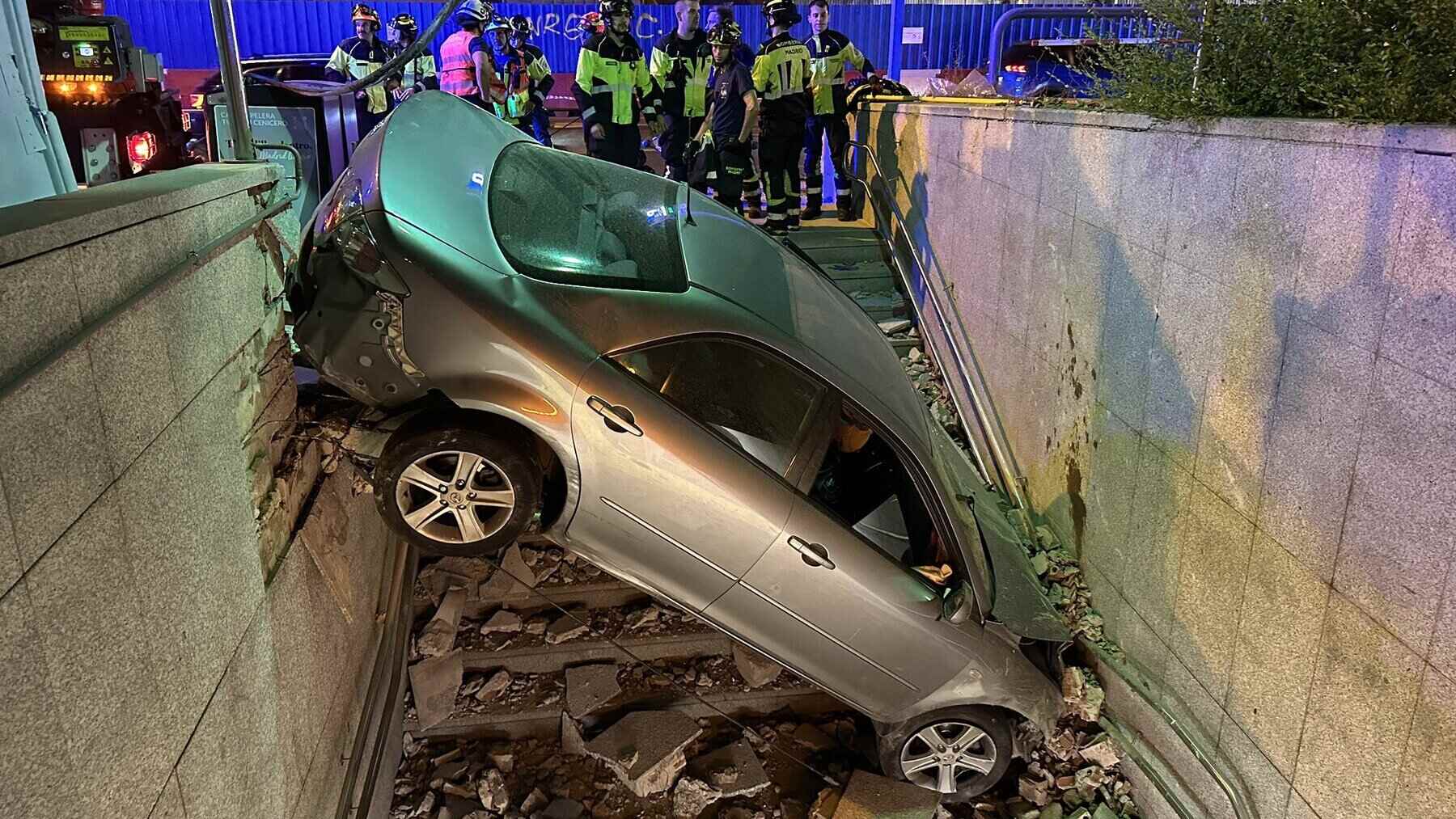 Así quedó el turismo en la boca de metro de Begoña.