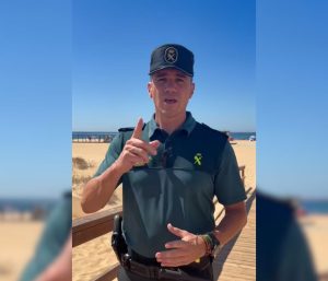 Advertencia guardia civil guantera coche