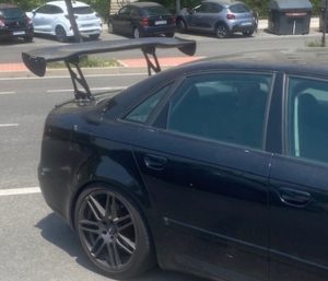 Un coche con un alerón desmedido en Madrid.