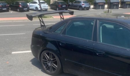 Un coche con un alerón desmedido en Madrid.