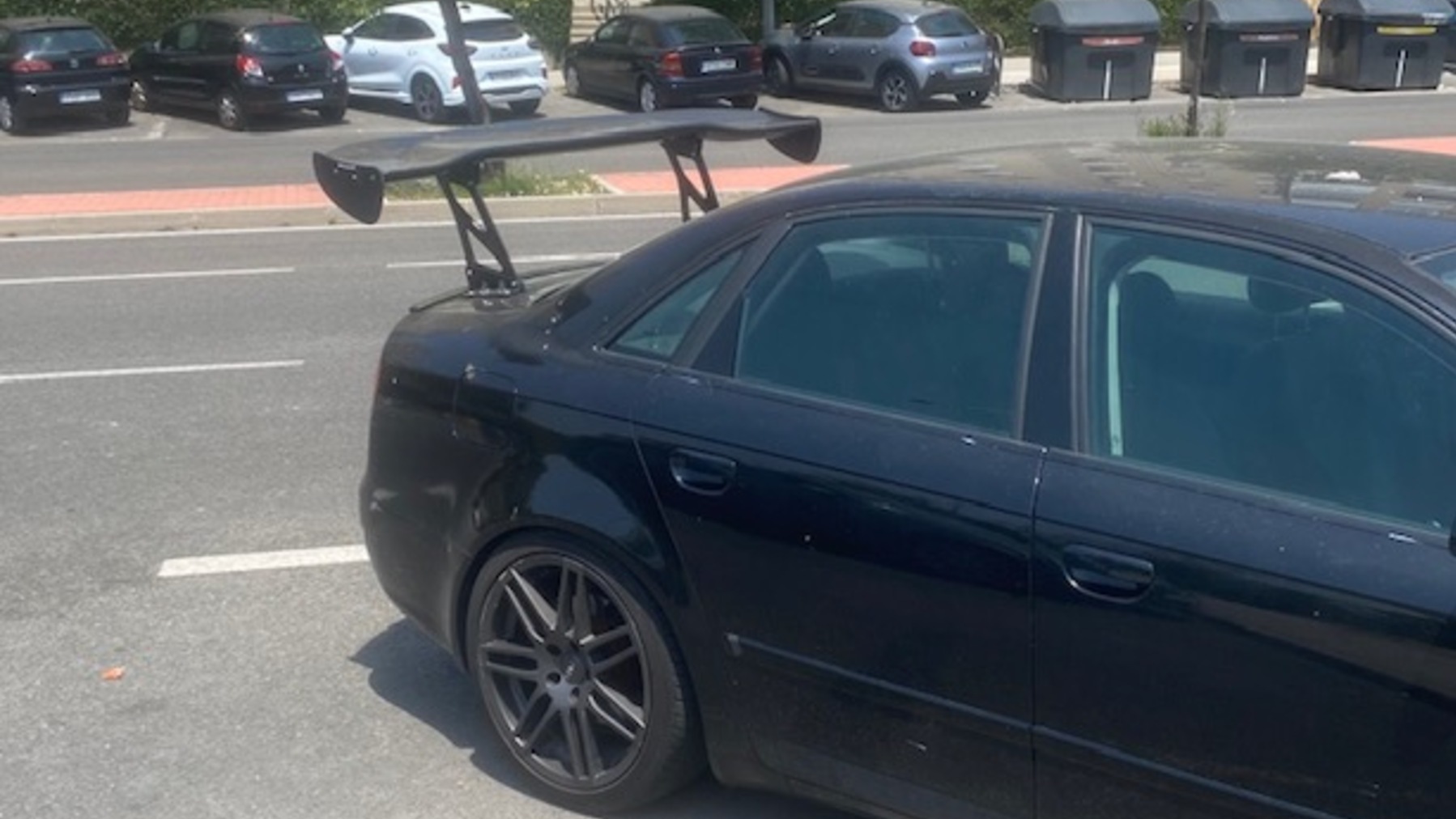 Un coche con un alerón desmedido en Madrid.