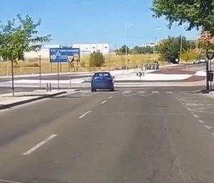Maniobra prohibida en una rotonda.