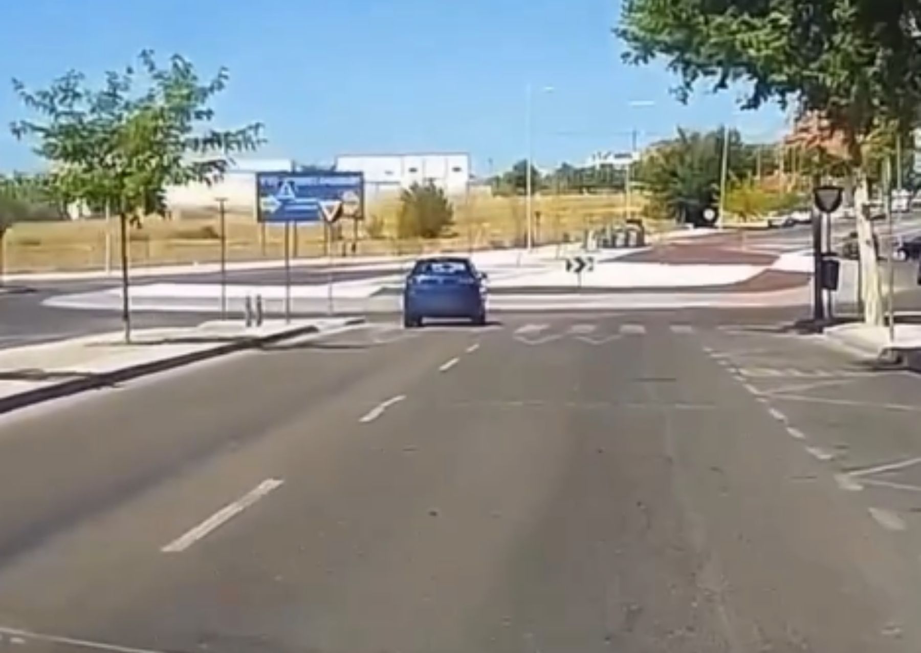 Maniobra prohibida en una rotonda.