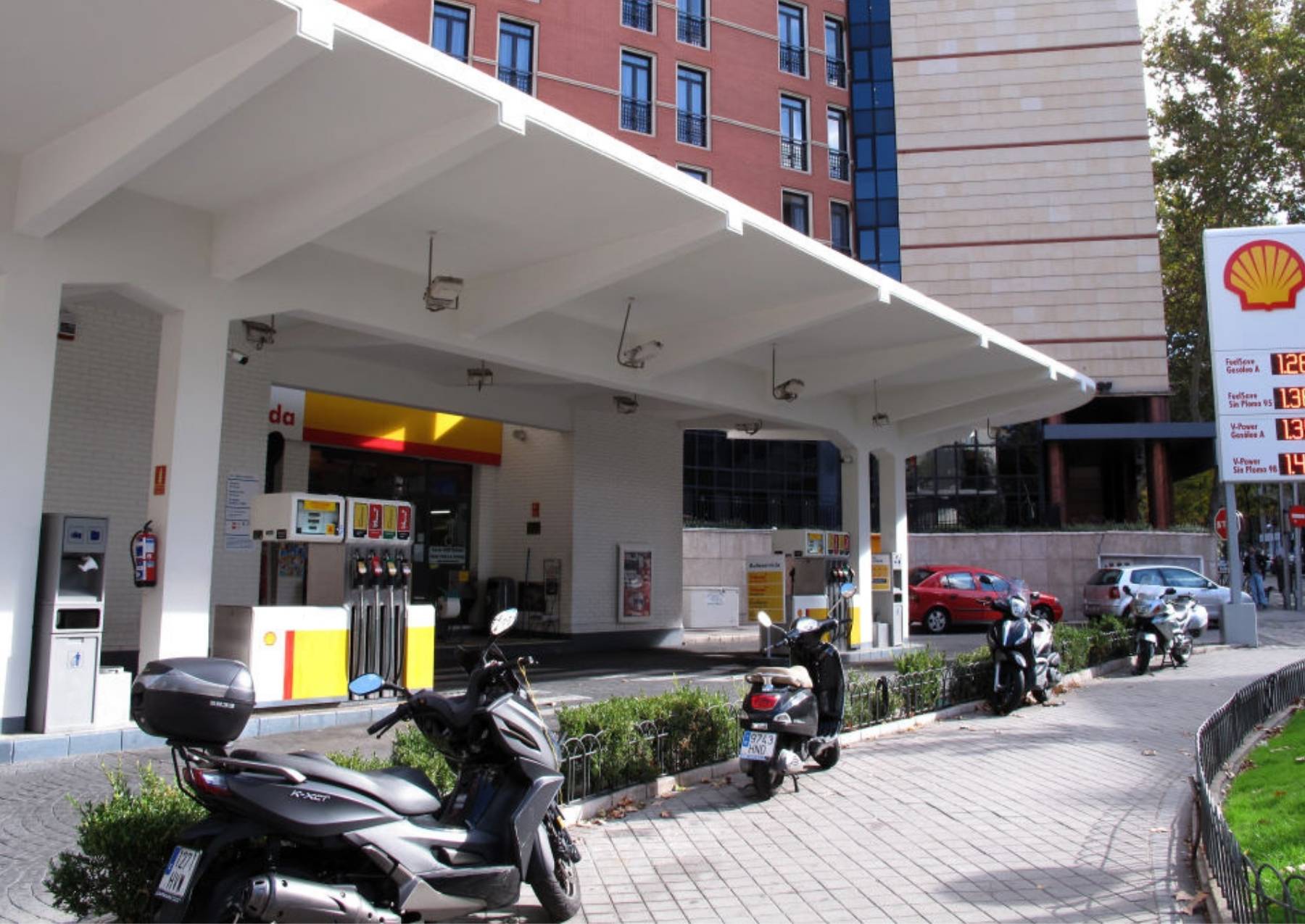 Otra perspectiva de la gasolinera de Alberto Aguilera.