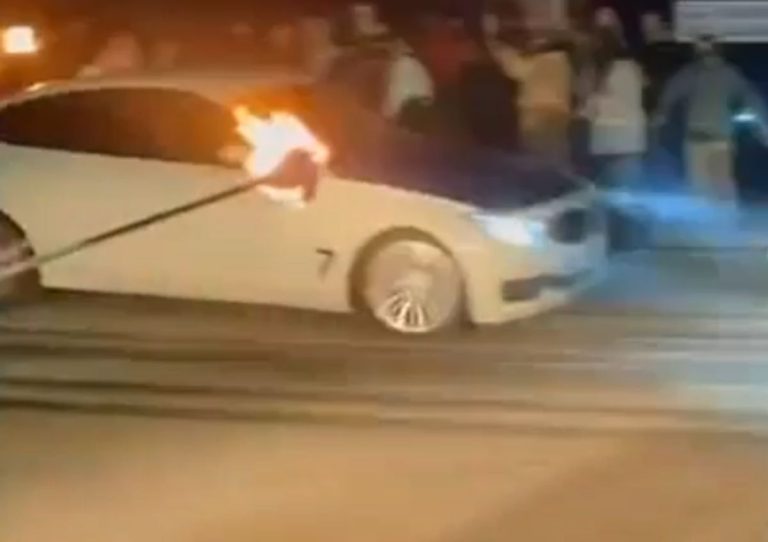 Uno de los vehículos derrapando con fuego a su lado.