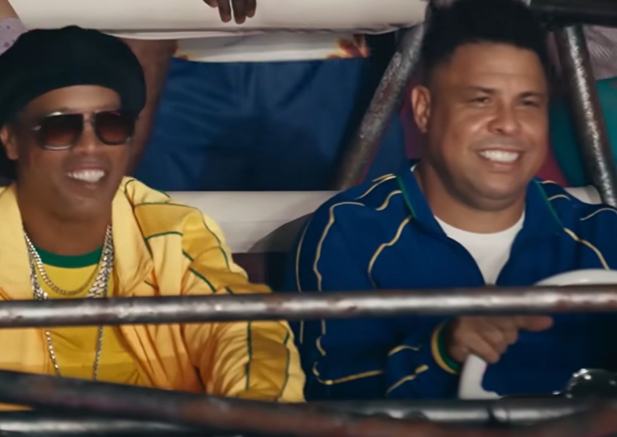 Ronaldinho de copiloto y Ronaldo conduciendo el buggy.