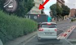 Un camionero destrozó un semáforo en una provincia de Barcelona tras una maniobra prohibida: las redes están divididas