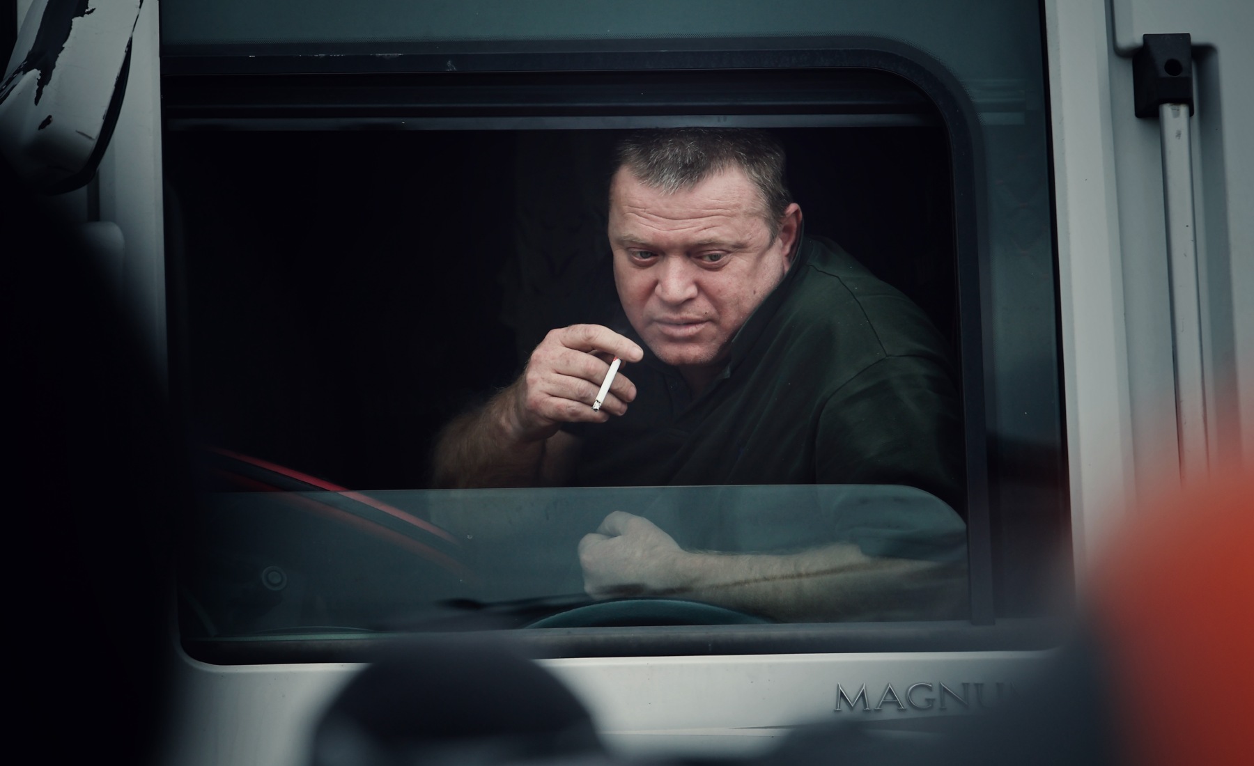 Camionero fumando