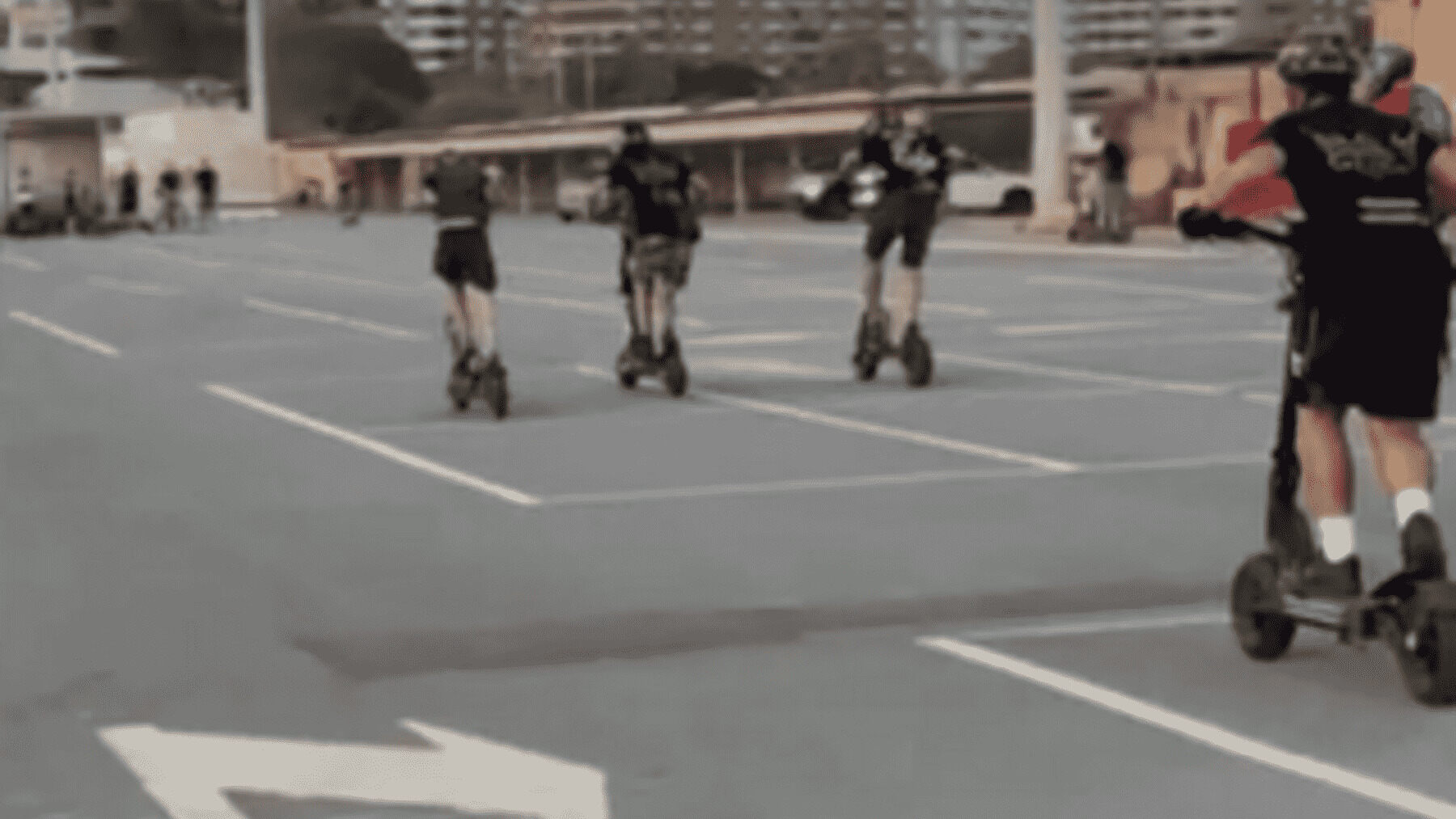 Carreras ilegales con patinetes eléctricos.
