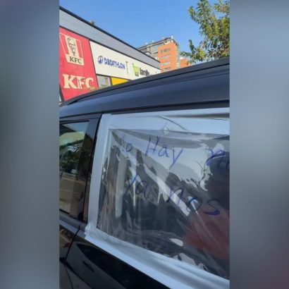“A este punto hemos llegado en Valencia”: el cartel que muchos conductores han tenido que colocar en sus coches para evitar sustos