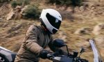 El casco que quiere cambiar la vida de los motoristas: filtra la contaminación, protege la salud y mejora la seguridad sobre dos ruedas