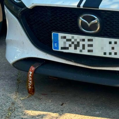 ¿No sabes para qué sirve esta cinta que cuelga en algunos coches? Cada vez más conductores la llevan y no te imaginarás por qué está de moda