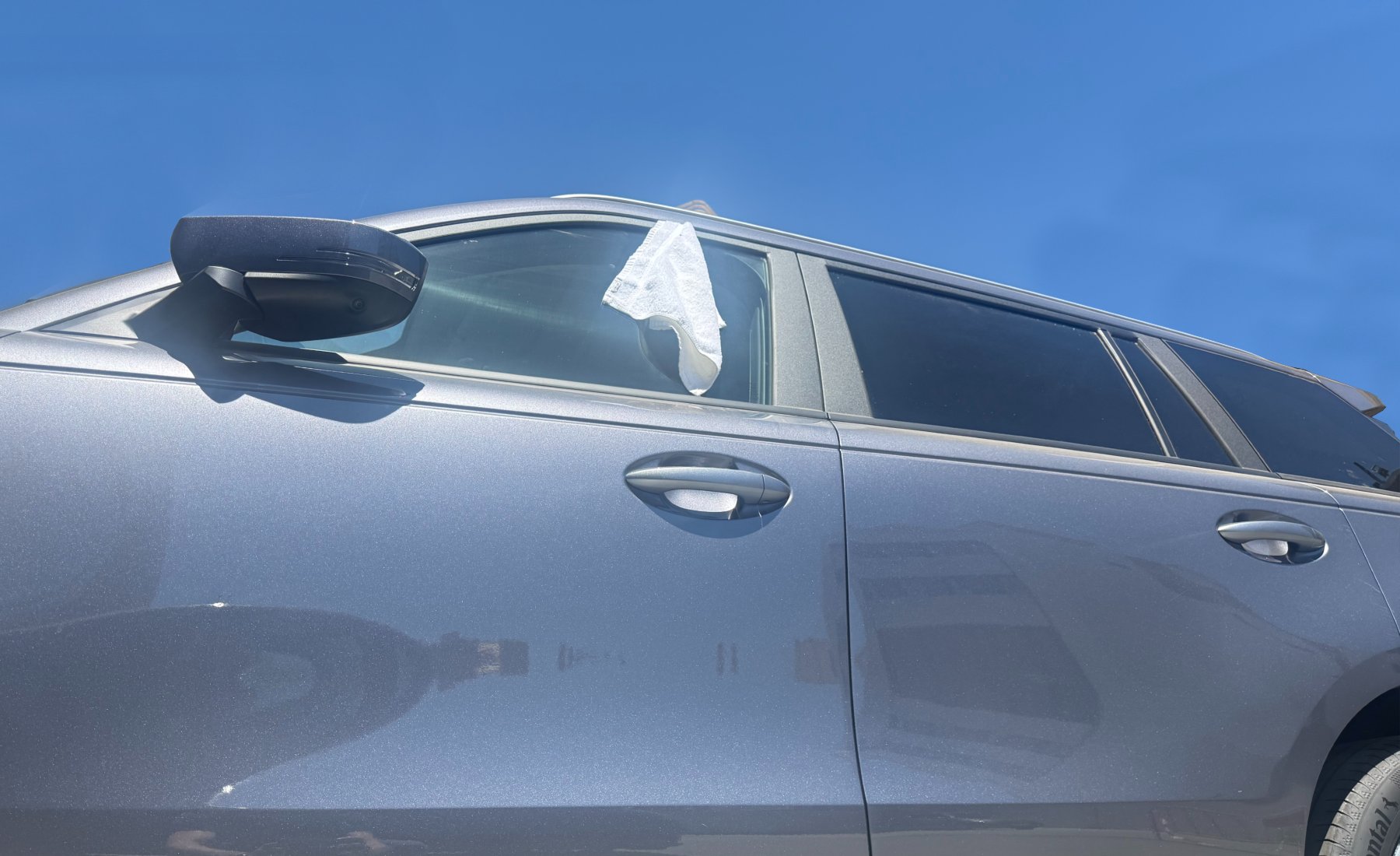 Coche aparcado arcén con pañuelo blanco