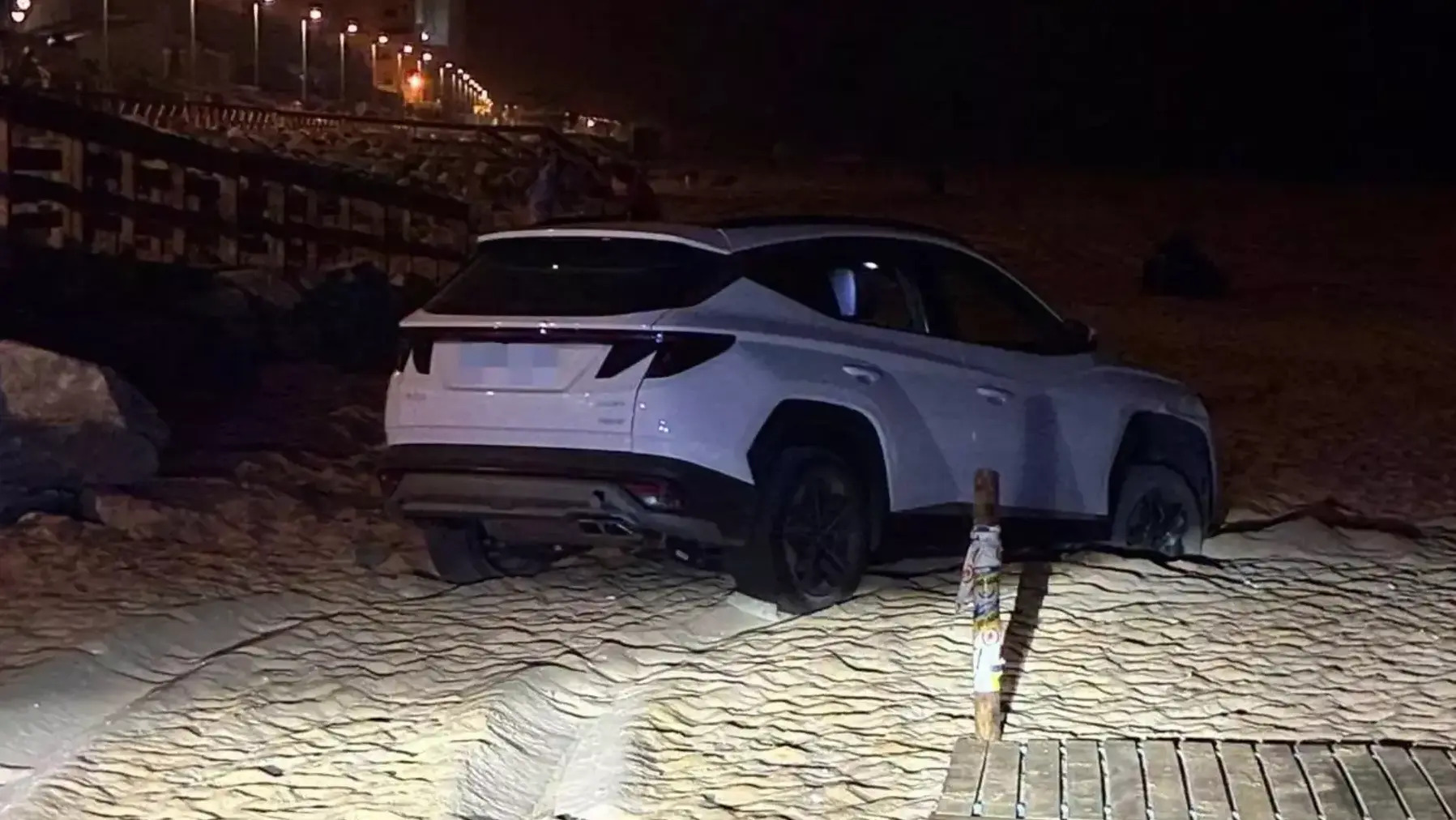 El vehículo estacionó en la arena de la playa.