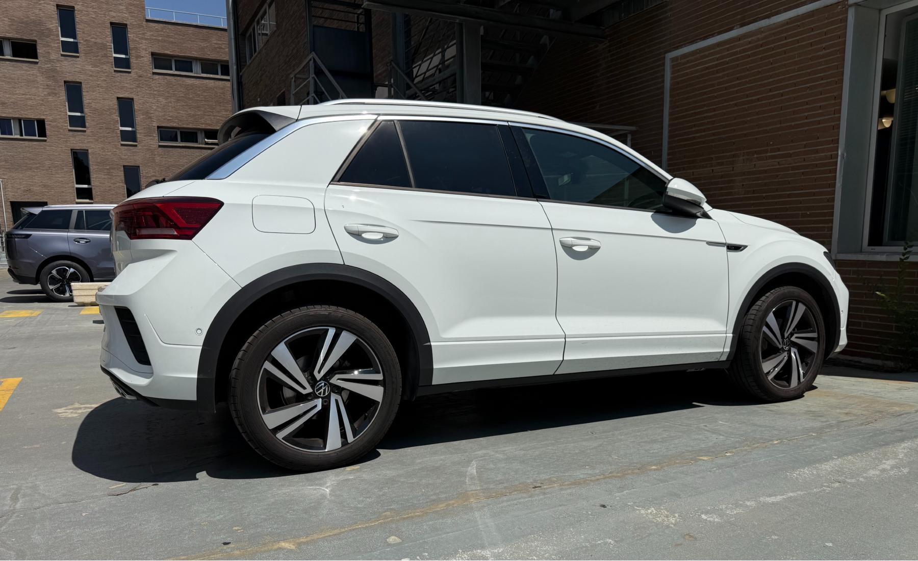 Coche blanco aparcado al sol