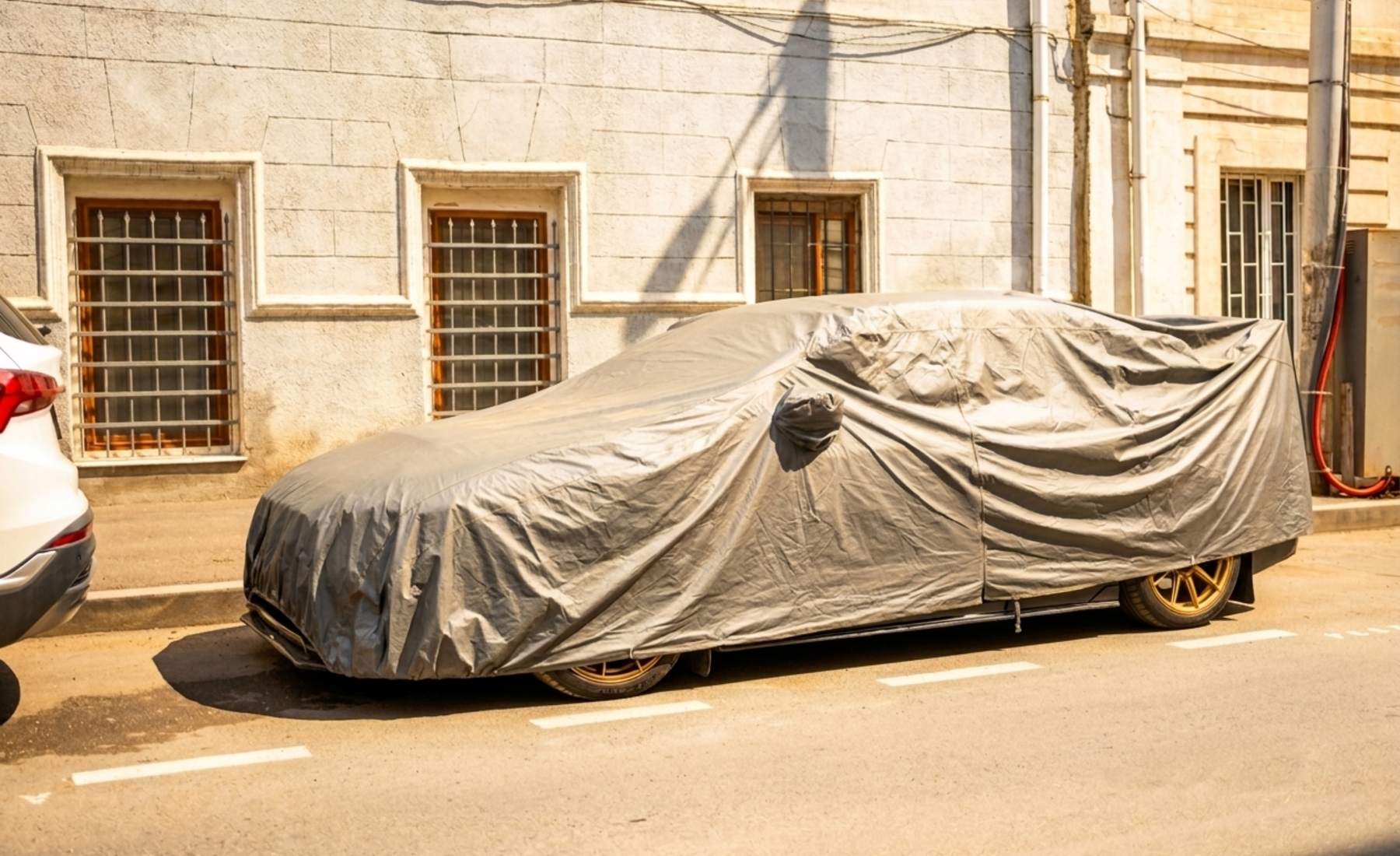 Coche con funda exterior