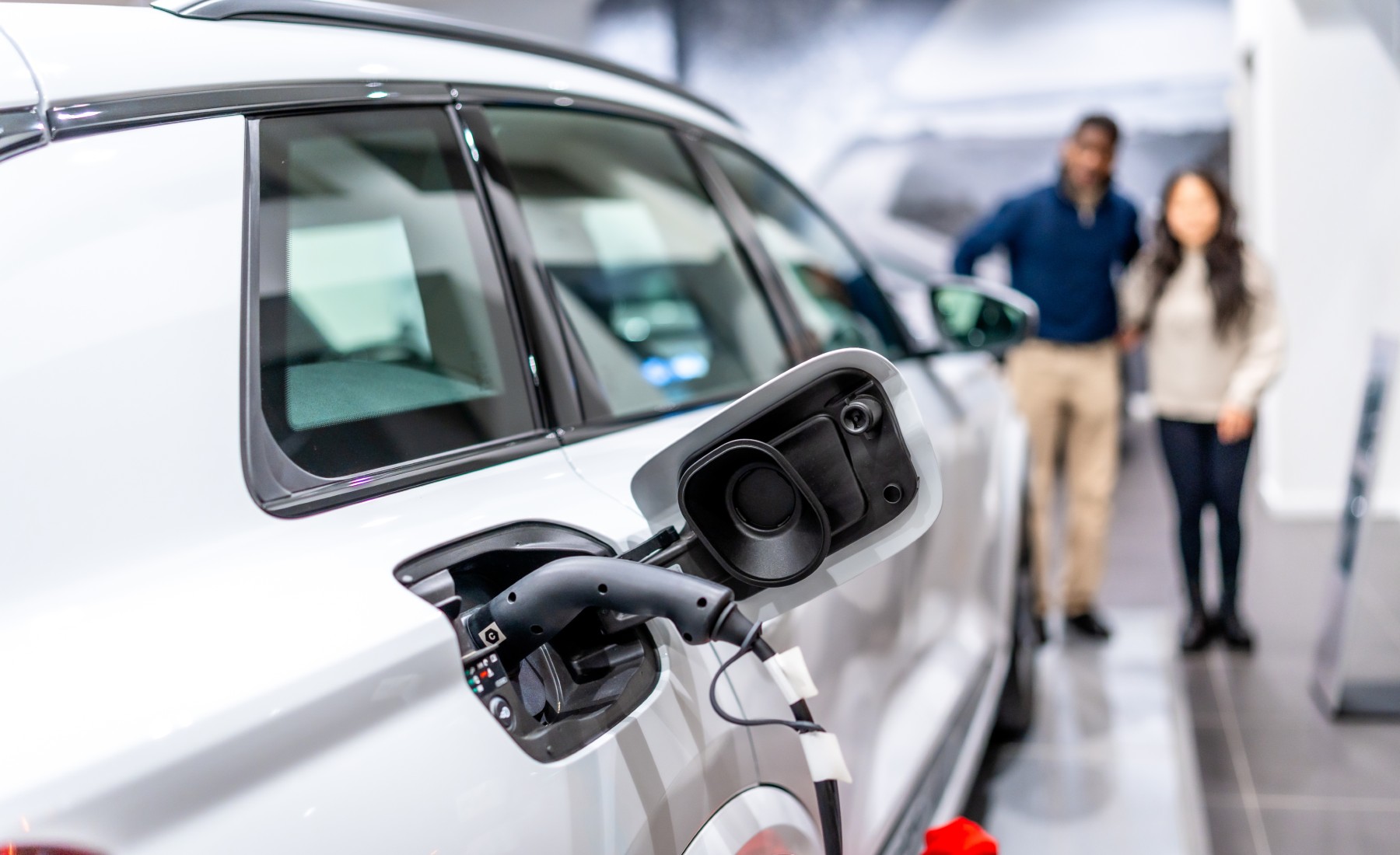 Coche eléctrico cargando