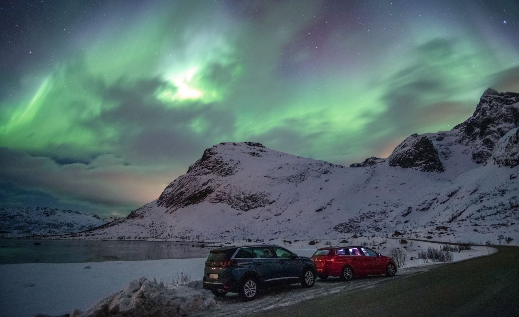 Coches aparcados noruega Aurora Boreal