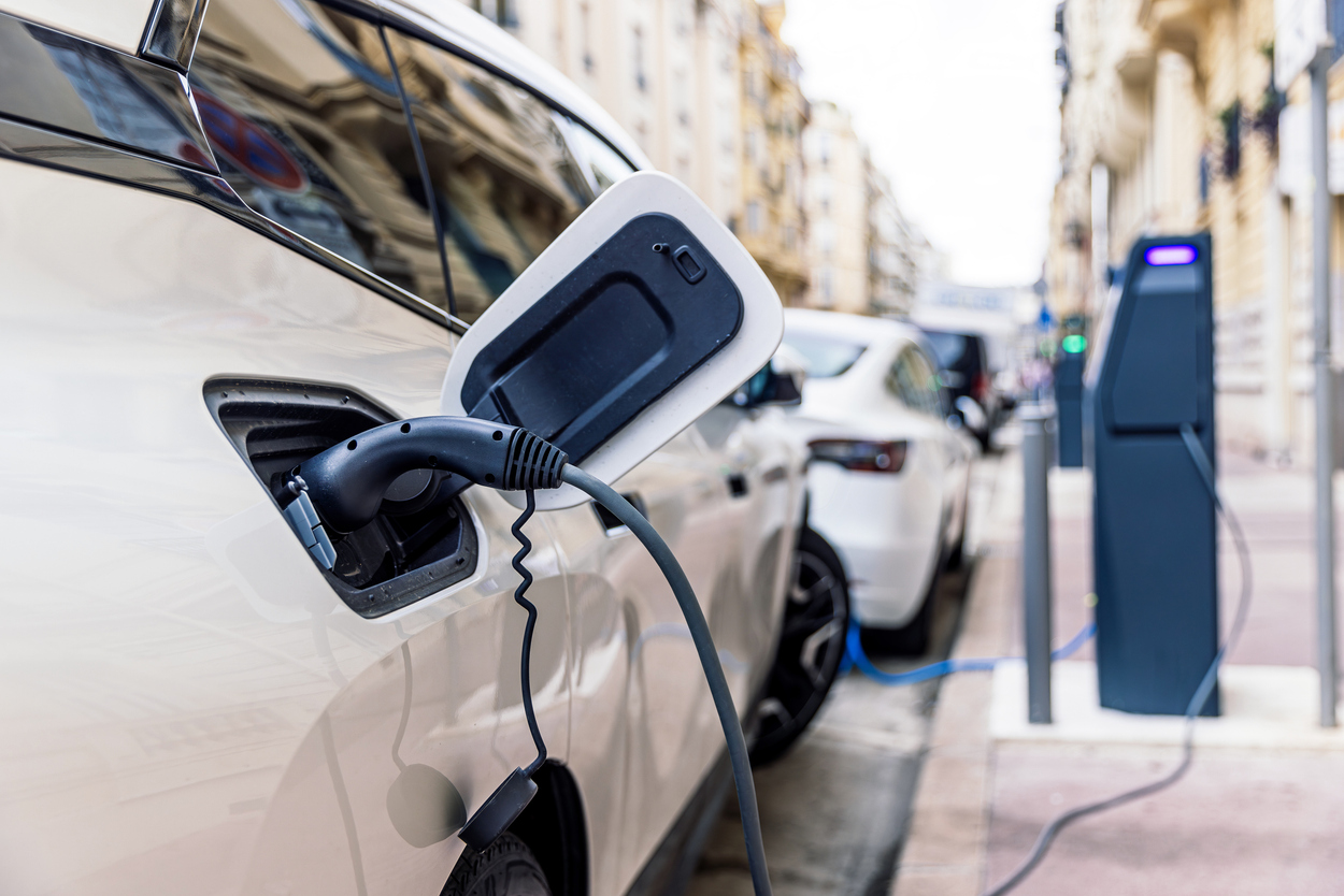 Coches eléctricos cargando