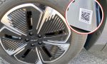 El pequeño código QR que esconden las llantas de algunos coches tiene una función que casi nadie conoce