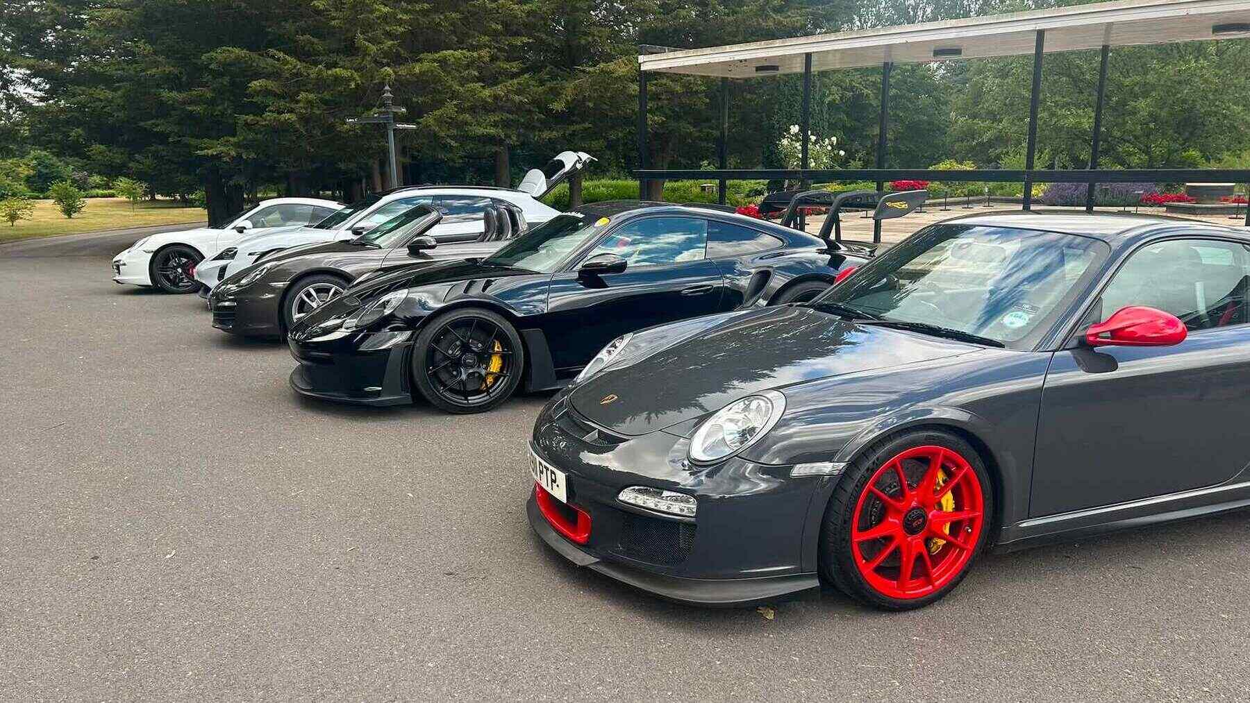 La concentración de Porsches en el funeral.
