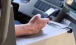 Con una mano en el volante y otra en el móvil: investigan a este conductor de autobús de la línea entre Huelva y Punta Umbría