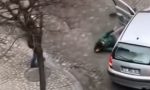 Iba completamente bebido y se olvidó de poner el freno de mano: cayó de su coche en marcha y nadie esperaba lo que pasó después