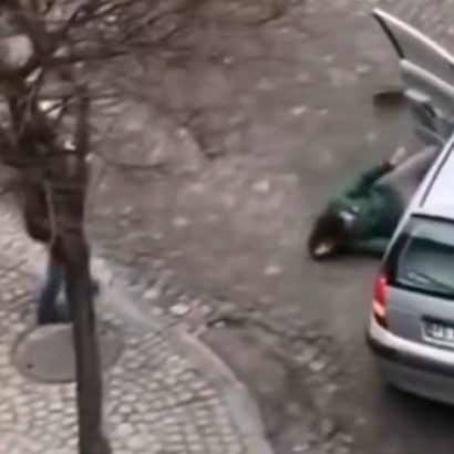 Iba completamente bebido y se olvidó de poner el freno de mano: cayó de su coche en marcha y nadie esperaba lo que pasó después