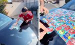 Un fanático del fútbol estampó su coche con miles de cromos del Mundial: el resultado es de locos