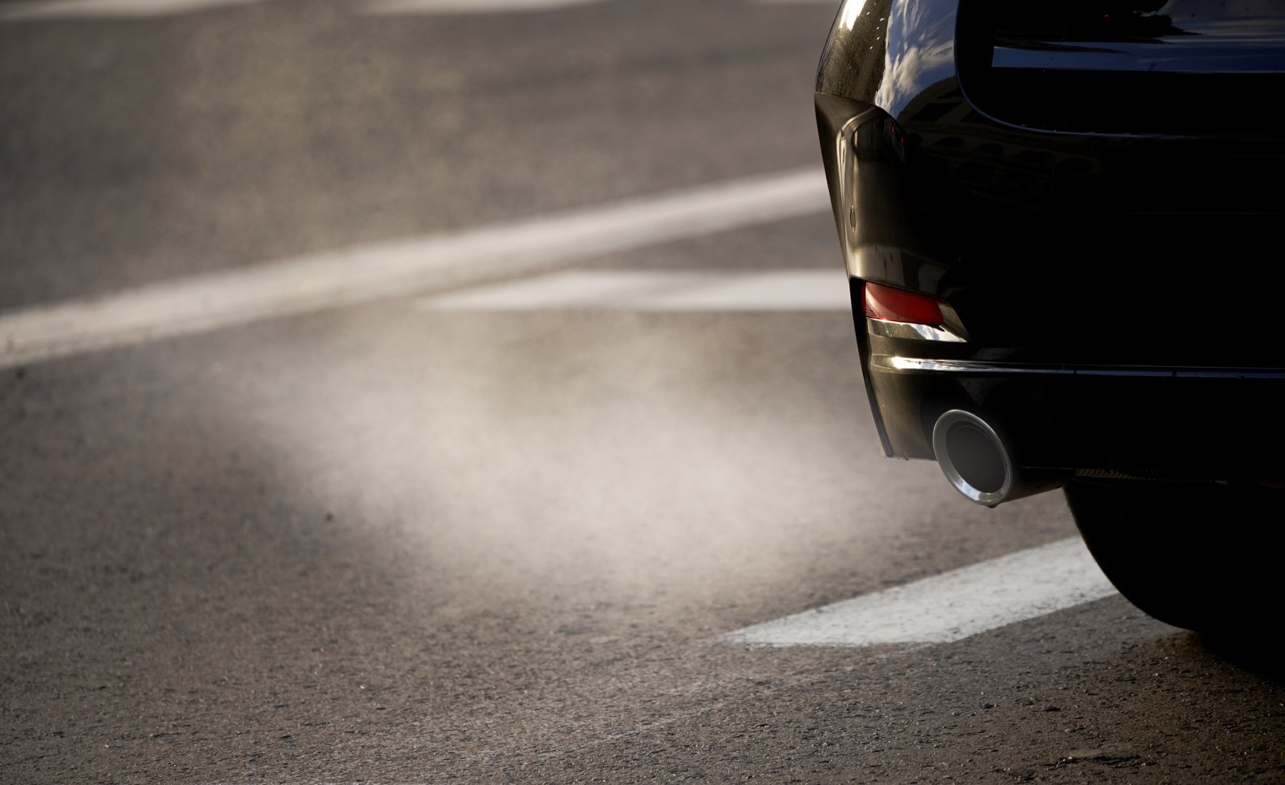 Emisiones contaminantes tubo escape coche