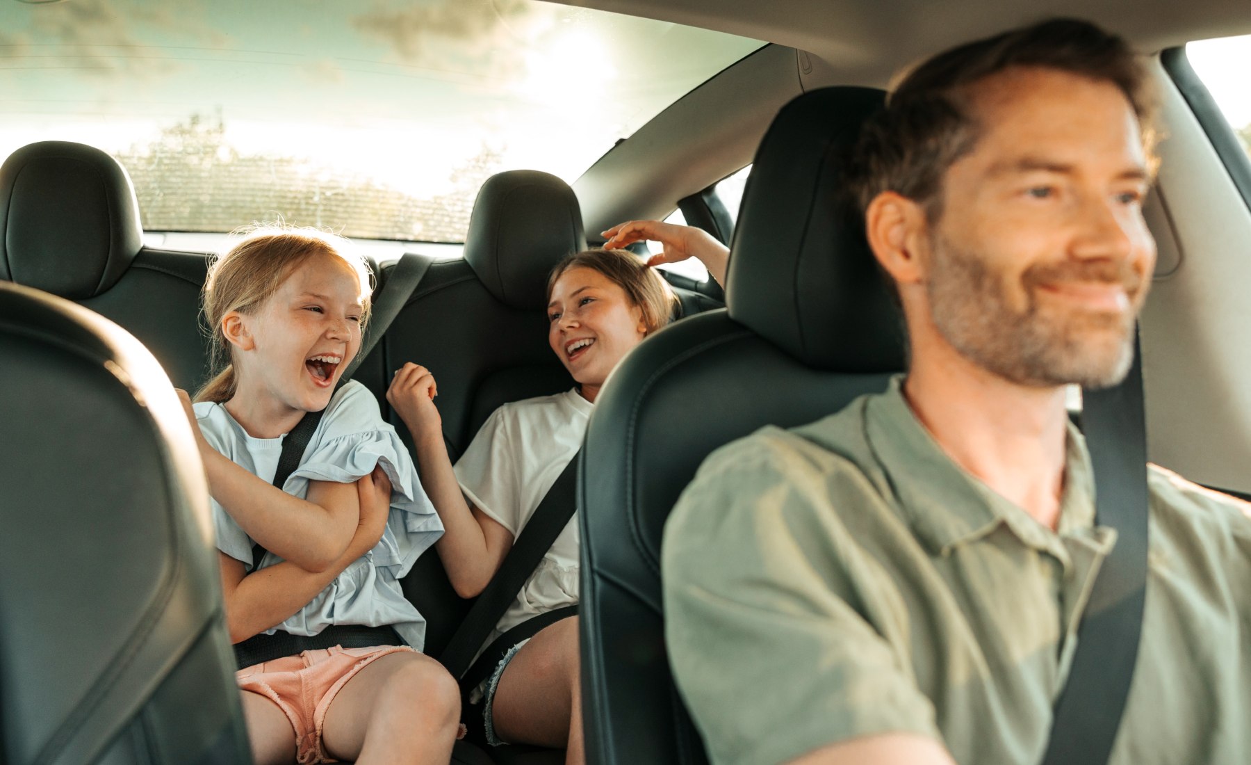 Familia de viaje en coche
