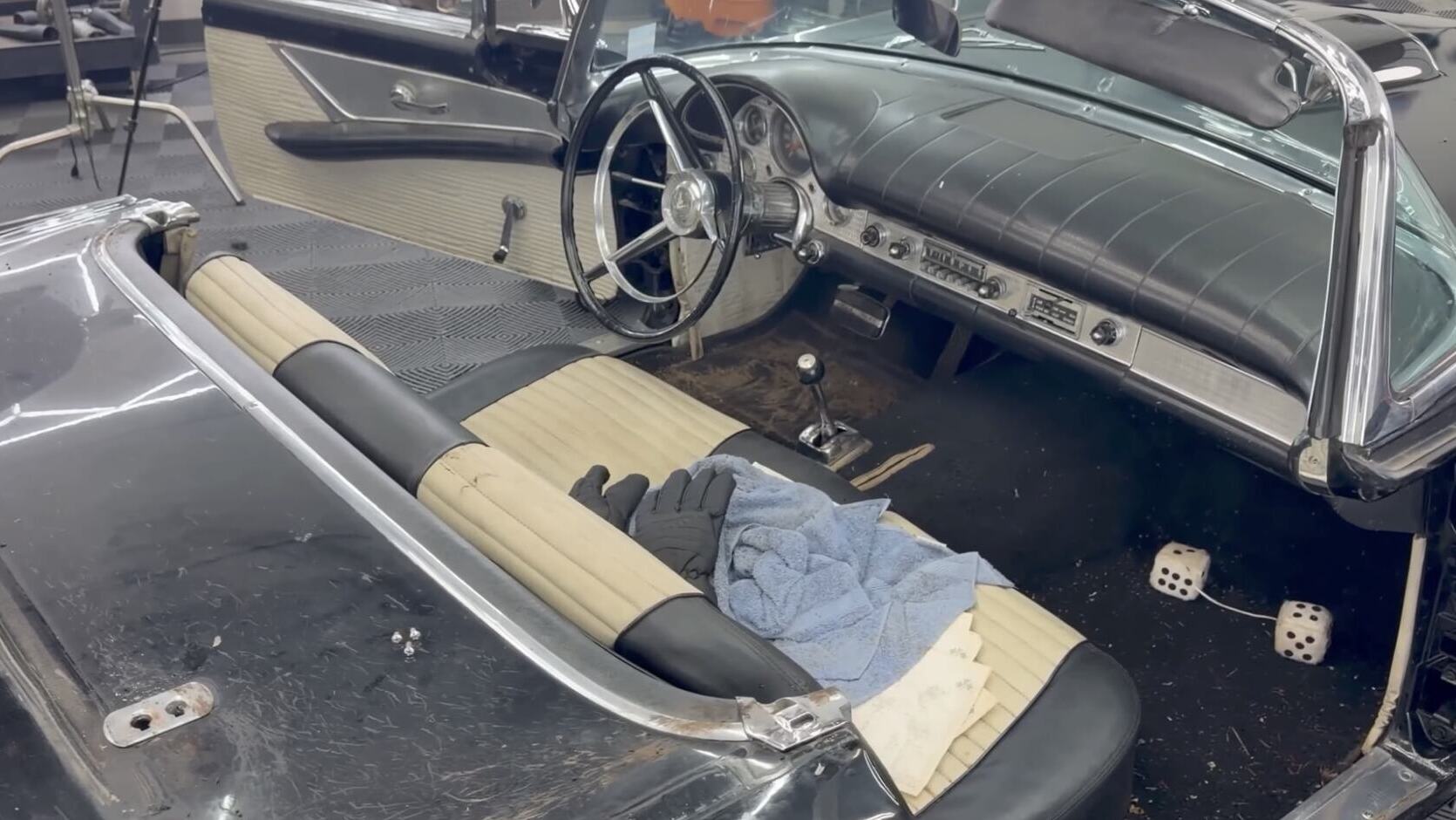 Vista del Ford Thunderbird de 1957.