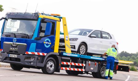 El verano pone a prueba a tu coche: las cifras que explican por qué tantos conductores acaban pidiendo ayuda