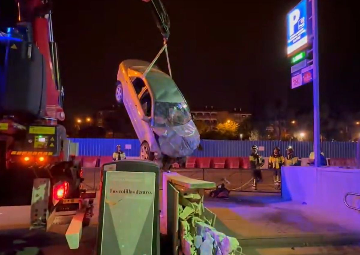 El Mazda 6 evacuado en grúa a altas horas de la madrugada.