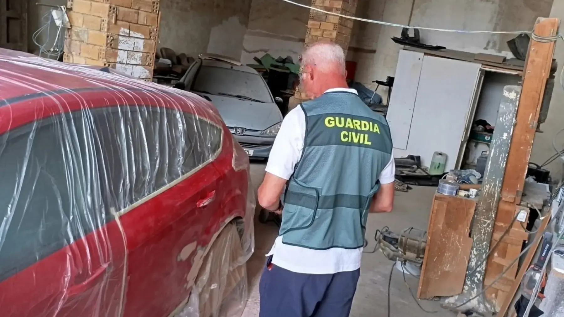 Uno de los talleres ilegales en Huesca siendo inspeccionado.