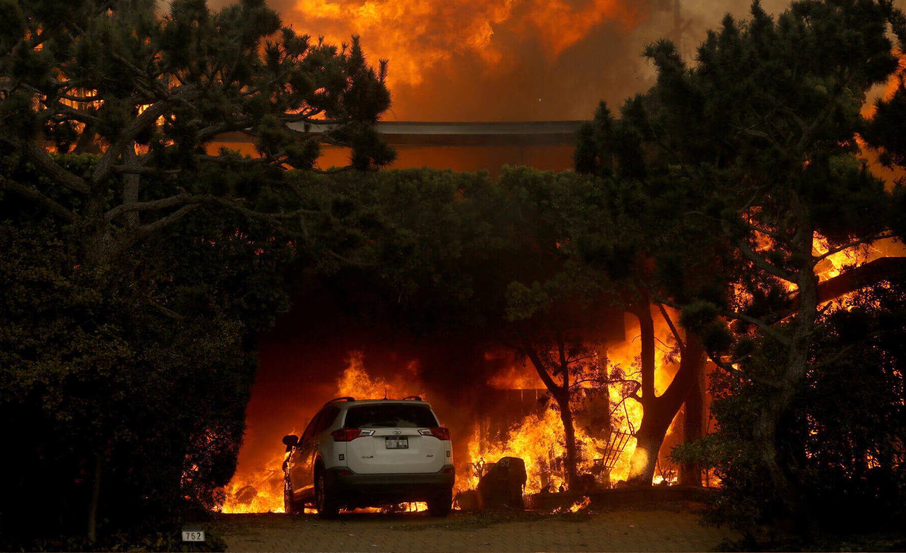 Incendio forestal casa y coche