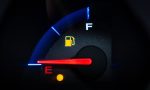 El motivo por el que parece que la gasolina de tu coche dura menos en verano (y no es solo por el aire acondicionado)