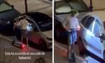 Parecía un simple paseo en patinete, pero llevaba una linterna buscando algo coche por coche: el método que utilizan algunos ladrones antes de actuar