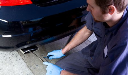 Un ruido extraño bajo el coche que puede acabar en una reparación de hasta 3.000 euros