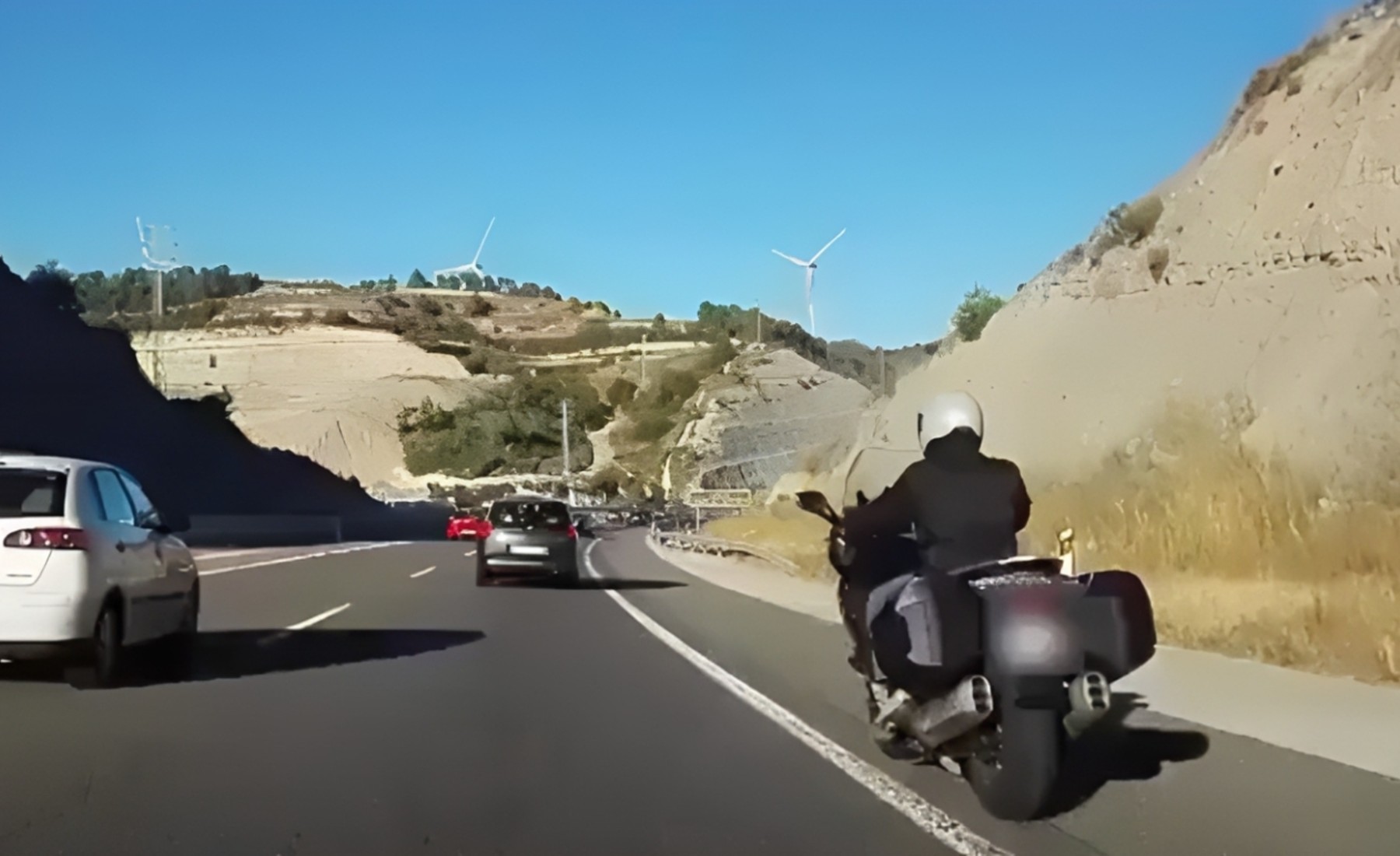 Andar en moto al hombro